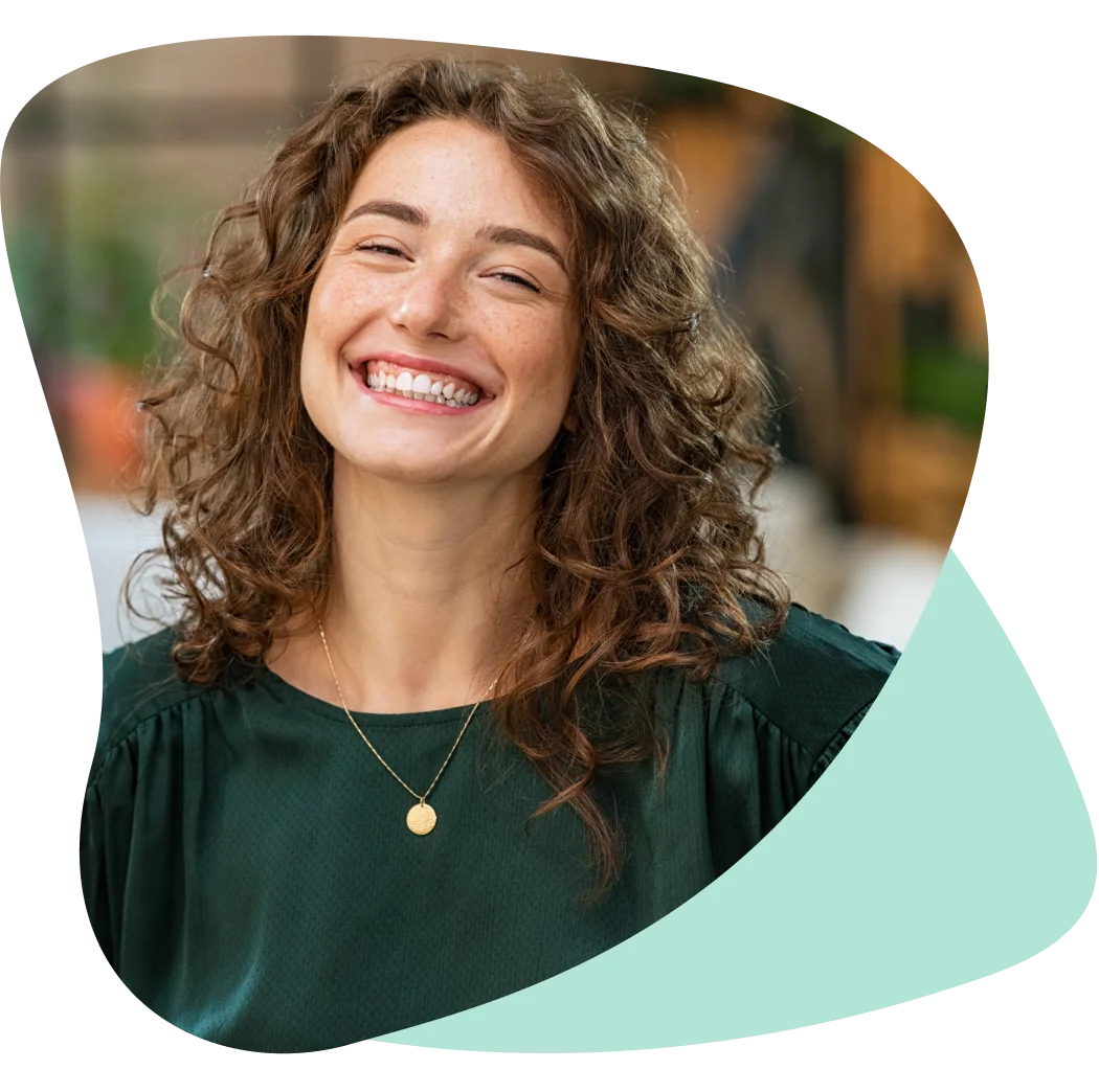 Utilisatrice souriante, satisfaite d'avoir trouvé son agence d'aide à domicile sur Gudule