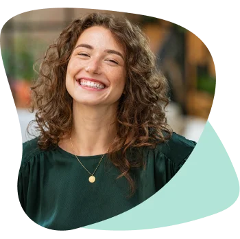 Utilisatrice souriante, satisfaite d'avoir trouvé son agence d'aide à domicile sur Gudule