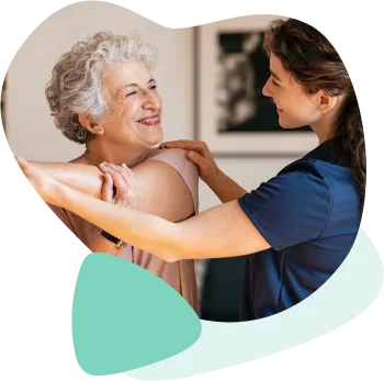 Kinésithérapeute réalisant des exercices de rééducation de l'épaule avec une patiente souriante